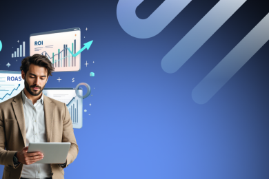Hombre usando una tablet frente a gráficos de marketing digital con indicadores de ROI y ROAS, representando análisis de rendimiento financiero.