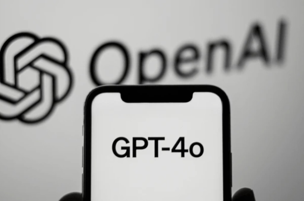 Pantalla de smartphone con el texto GPT-4o frente al logotipo de OpenAI, representando el modelo de inteligencia artificial de última generación