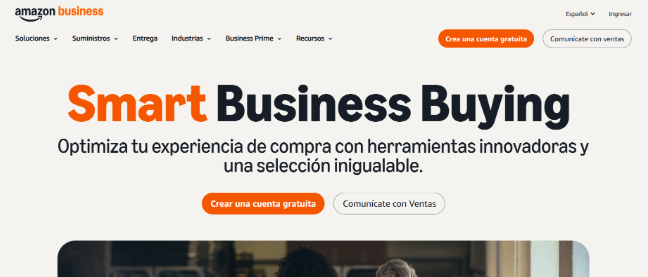 Página principal de Amazon Business en español, con el mensaje “Smart Business Buying” y botones para crear una cuenta gratuita o comunicarse con ventas, destacando la optimización de la experiencia de compra para empresas.