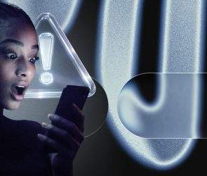 Mujer joven con expresión de asombro mirando su celular junto a un icono de alerta 3D, representando el impacto del marketing amarillista y el sesgo de negatividad en redes sociales.