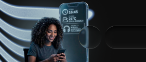 Mujer joven sonriendo mientras usa su smartphone, con una interfaz digital flotante que muestra datos contextuales como hora (16:45), clima (21°C) y un anuncio personalizado de audífonos. Estilo futurista de marketing contextual.