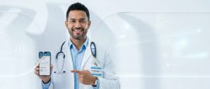 Médico especialista sonriendo y señalando una aplicación de salud en su smartphone, con un fondo digital que representa la tecnología en la captación de pacientes.