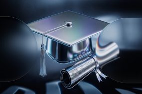 Diploma de graduación plateado y gorro académico sobre fondo oscuro con efecto de luz azul