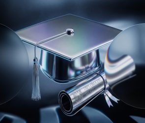 Diploma de graduación plateado y gorro académico sobre fondo oscuro con efecto de luz azul