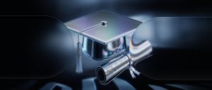 Diploma de graduación plateado y gorro académico sobre fondo oscuro con efecto de luz azul