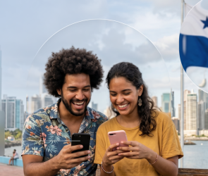 Pareja joven diversa mirando sus celulares y sonriendo en la Cinta Costera de Ciudad de Panamá, con gráficos flotantes de analítica de marketing y la bandera panameña.