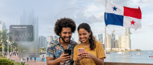 Pareja joven diversa mirando sus celulares y sonriendo en la Cinta Costera de Ciudad de Panamá, con gráficos flotantes de analítica de marketing y la bandera panameña.