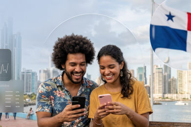 Pareja joven diversa mirando sus celulares y sonriendo en la Cinta Costera de Ciudad de Panamá, con gráficos flotantes de analítica de marketing y la bandera panameña.