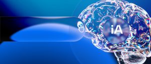 Ilustración 3D de un cerebro digital de cristal sobre un fondo azul vibrante con una esfera que contiene las letras "iA", representando el aprendizaje en inteligencia artificial.