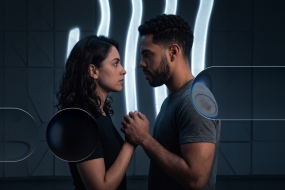 Pareja en escena dramática de tensión al estilo telenovela con estética cinematográfica moderna, representando el formato short drama de video vertical