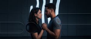 Pareja en escena dramática de tensión al estilo telenovela con estética cinematográfica moderna, representando el formato short drama de video vertical